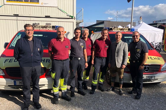 Bewährte Zusammenarbeit seit über zehn Jahren: Feuerwehrleute aus München und Bozen auf der Wiesenwache (Foto: LPA/Berufsfeuerwehr Bozen)