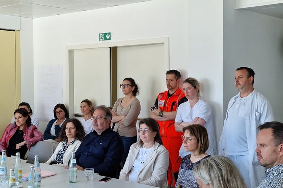 In linea di massima, durante i colloqui con il personale è stata sottolineata la buona collaborazione tra i vari gruppi professionali. L’assistenza sanitaria nell'Alta Val d'Isarco è ben organizzata tra medicina generale, Distretto sanitario, assistenza domiciliare e Ospedale. Nella foto alcuni dirigenti del Comprensorio sanitario di Bressanone; seduta a destra la direttrice del Comprensorio Elisabeth Montel. (Foto: USP/Katharina Trocker)