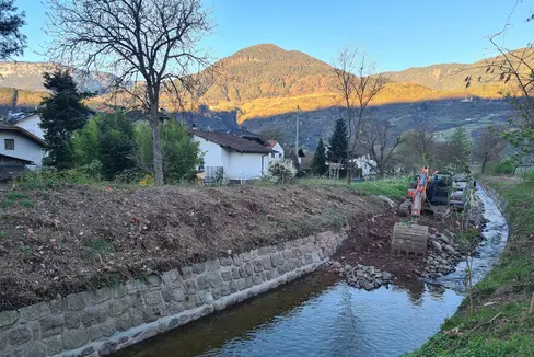 Die Wildbachverbauung hat im Herbst vergangenen Jahres mit den Bauarbeiten im Aschlerbach in Gargazon begonnen und nach der Winterpause im Juni abgeschlossen. (Foto: LPA/Landesamt für Wildbach- und Lawinenverbauung Süd in der Agentur für Bevölkerungsschutz)