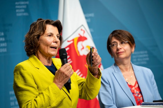 Maria Hochgruber Kuenzer, Präsidentin der Sozialgenossenschaft Mit Bäuerinnen lernen – wachsen – leben, und Liliana di Fede, Direktorin des Betriebes für Sozialdienste Bozen, berichteten über die Kleinkindbetreuung in ihren Tätigkeitsbereichen. (Foto: LPA/Fabio Brucculeri)