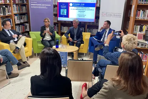 Stellten das Programm von Noi e la storia 2026 vor (von links): Ressortdirektor Gabriele Giovannetti Melchiorri, der Historiker Giuseppe Albertoni, die Direktorin der Landesbibliothek Claudia Augusta Valeria Trevisan und der Historiker Andrea Bonoldi. (Foto: LPA)