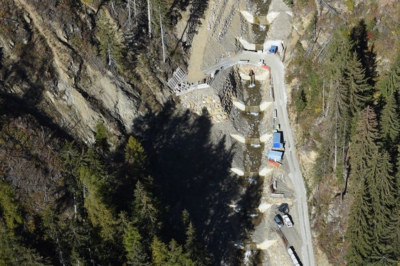 Circa un quarto delle circa 40 briglie di consolidamento previste sono già state installate sul rio del Monaco a San Nicolò. Dalla scorsa settimana sono iniziati i lavori di costruzione per le briglie dal numero 12 al numero 15. (Foto: ASP/Ufficio provinciale sistemazione bacini montani Sud)