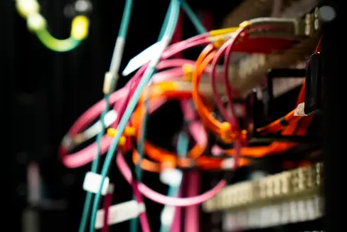 Im Datacenter der SIAG laufen buchstäblich die Fäden zusammen: Noch nicht alle, aber stets mehr Daten der öffentlichen Institutionen und Körperschaften in Südtirol werden von der SIAG zentral verwaltet. (Foto: LPA/Fabio Brucculeri)