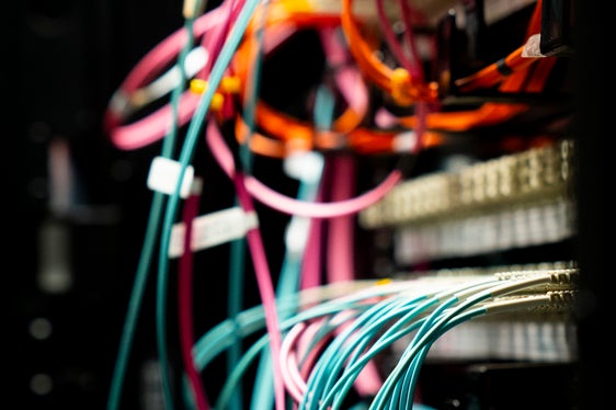 Im Datacenter der SIAG laufen buchstäblich die Fäden zusammen: Noch nicht alle, aber stets mehr Daten der öffentlichen Institutionen und Körperschaften in Südtirol werden von der SIAG zentral verwaltet. (Foto: LPA/Fabio Brucculeri)