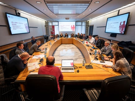 Die künftige Organisation des Abfallwirtschaftsdienstes in Südtirol stand im Mittelpunkt des Treffens zwischen den Vertretern des Landes, der Gemeinden und der Bezirksgemeinschaften am 29. Jänner in Bozen. (Foto: LPA/Fabio Brucculeri)