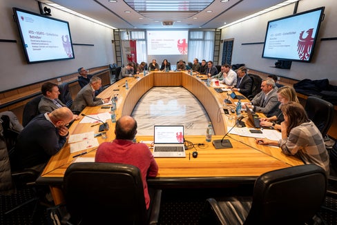 Die künftige Organisation des Abfallwirtschaftsdienstes in Südtirol stand im Mittelpunkt des Treffens zwischen den Vertretern des Landes, der Gemeinden und der Bezirksgemeinschaften am 29. Jänner in Bozen. (Foto: LPA/Fabio Brucculeri)