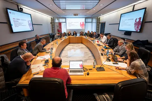 La futura organizzazione del servizio di gestione dei rifiuti in Alto Adige è stata al centro dell'incontro tra i rappresentanti della Provincia, dei Comuni e delle Comunità comprensoriali tenutosi il 29 gennaio a Bolzano. (Foto: USP/Fabio Brucculeri)
