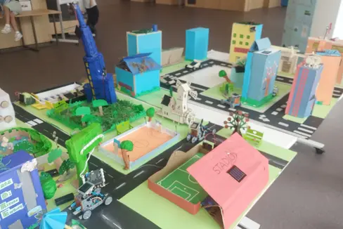 Dall’idea all'artefatto finale, passando per rappresentazione concettuale, programmazione e realizzazione concreta di artefatti digitali. È questo il cuore del progetto “Micro:mondi”, che ha coinvolto circa 120 alunne e alunni di 9 istituti comprensivi in lingua italiana. (Foto: Direzione Istruzione e Formazione italiana)