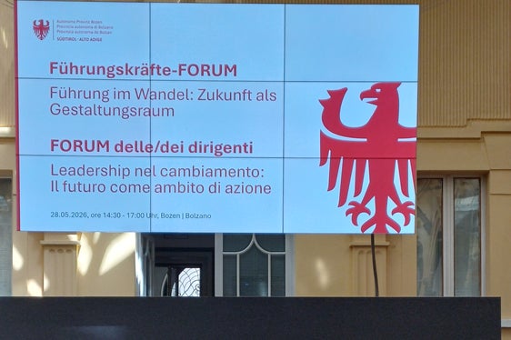 Il futuro succede comunque, e quindi cerchiamo di fare il possibile affinché i nostri dirigenti e le nostre dirigenti riescano a plasmarlo al meglio con le loro decisioni”, ha detto nel suo saluto ai circa 100 partecipanti il direttore generale della Provincia, Alexander Steiner. (Foto: USP)