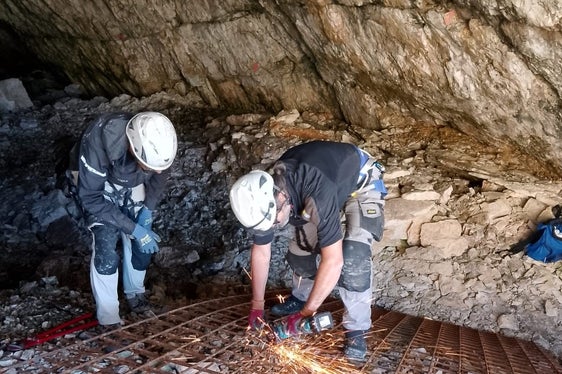 Am 24. Juli wurden erste Arbeiten zur Verschließung der Höhle vorgenommen, um den Fund abzusichern. (Foto: LPA/Landesdenkmalamt/Amt für Archäologie)
