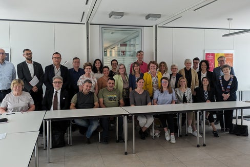 Die Mitglieder (im Bild die effektiven und die Ersatzmitglieder) haben sich bei ihrer jüngsten Sitzung auch mit dem aktuellen Thema der Unterbringung von Flüchtlingsfamilien in den Gemeinden befasst. (Foto: LPA/Hannes Wisthaler)