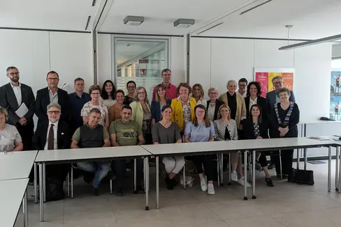 Nella loro ultima riunione, i membri della Consulta per la famiglia (nella foto effettivi e supplenti) hanno affrontato anche il tema attuale dell'accoglienza delle famiglie di rifugiati nei comuni. (Foto: USP/Hannes Wisthaler)