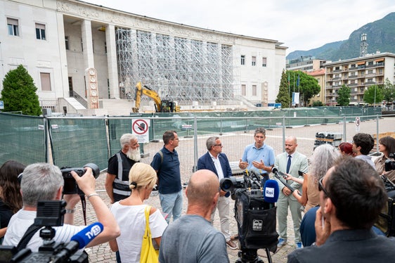 Landesrat Christian Bianchi (Mitte), die Techniker Luciano Franceschini und Carlo Noselli (1. u. 2. v.l.) sowie Ressortdirektor Daniel Bedin (1.v.r.) und Abteilungsdirektor Marco Springhetti (2.v.r.) berichteten bei einem Presspoint am Bozner Gerichtsplatz über den Stand der Arbeiten am Gerichtgebäude und die weiteren geplanten Maßnahmen. (Foto: LPA/Fabio Brucculeri)