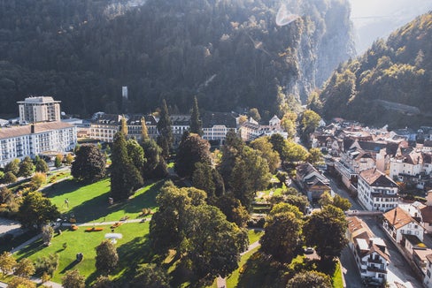 Den Alpenraum sicher und rechtzeitig an das internationale Wasserstoff-Netzwerk anbinden: Eine Hauptforderung der in Bad Ragaz (im Bild) verabschiedeten Arge-Alp-Resolution. (Foto: Grand Resort Bad Ragaz)