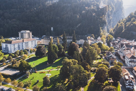 Collegare la regione alpina in modo sicuro e tempestivo alla rete internazionale dell'idrogeno: è una delle principali richieste della risoluzione Arge Alp adottata a Bad Ragaz (nella foto) (Foto: Grand Resort Bad Ragaz)