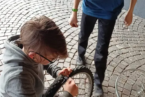 Her die Räder, schrauben, los! …hieß es in der Fahrrad-Reparaturwerkstatt (Foto: LPA/Jugendzentrum Kimm Meran)