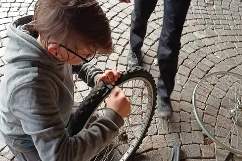 Her die Räder, schrauben, los! …hieß es in der Fahrrad-Reparaturwerkstatt (Foto: LPA/Jugendzentrum Kimm Meran)