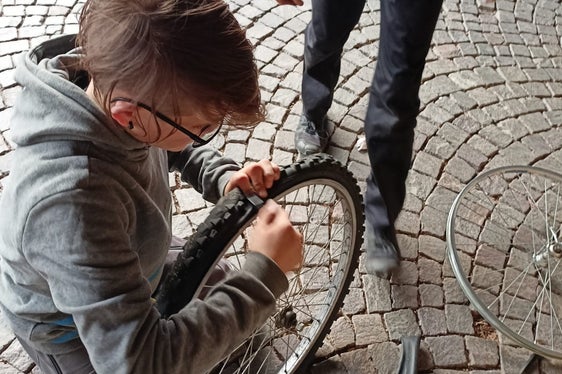 Workshop sulla riparazione delle biciclette (Foto: Centro giovanile Kimm Merano)