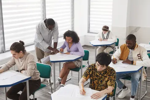 In provincia di Bolzano è in vigore dal 18 settembre il nuovo provvedimento che riduce la soglia minima di cinque partecipanti per ammettere a finanziamento le attività corsistiche di educazione permanente, di tedesco seconda lingua e di lingue straniere destinate al gruppo linguistico italiano. (Foto: Pexels. La foto può essere utilizzata solo nel contesto di questo comunicato)