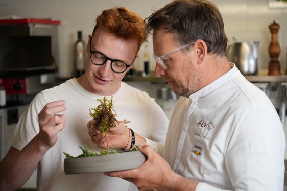 Der Gadertaler Koch Andrea Irsara (auf diesem Foto rechts mit seinem Sohn Maximilian) hat Hirsch alla Tommy mit Kräuter- und Wacholdersauce, Rotkohl, Selleriecreme und Preiselbeermarmelade zubereitet. (Foto: Euregio)