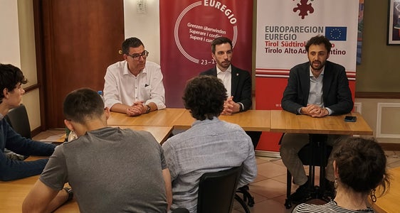Abendgespräch bei der Euregio-Akademie: Die Jugendlichen tauschten sich mit Landesrat Simone Marchiori (Bildmitte), Euregio-Vertreter Matthias Fink (l.) und dem Direktor der Stiftung Alcide De Gasperi, Marco Odorizzi (r.) aus. (Foto: Fondazione Alcide De Gasperi)