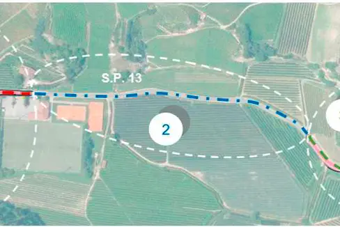 La strada provinciale SP13 sarà resa più sicura per gli utenti della strada in tre tratti critici. La Provincia e il Comune di Appiano stanno lavorando insieme per raggiungere questo obiettivo. (USP/Ripartizione Infrastrutture)