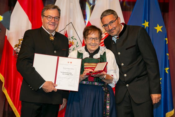 Rosmarie Mitternöckler aus Luttach erhielt die Verdienstmedaille für ihren Einsatz um das Kultur-, Musik- und Chorwesen. (Foto: Land Tirol/DieFotografen)
