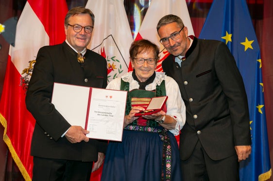 Rosmarie Mitternöckler (Luttago) una delle onorate con la medaglia del merito (Foto: Land Tirol/DieFotografen)