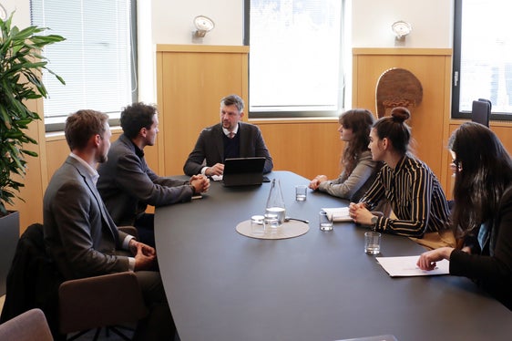 La discussione con l'assessore provinciale Alfreider si è concentrata sulla mobilità degli studenti. L'assessore ha promesso al direttivo sh.asus che, dopo l'introduzione del biglietto estivo, avrebbe esaminato anche l'introduzione di un biglietto semestrale. (Foto: ASP/Ingo Dejaco)