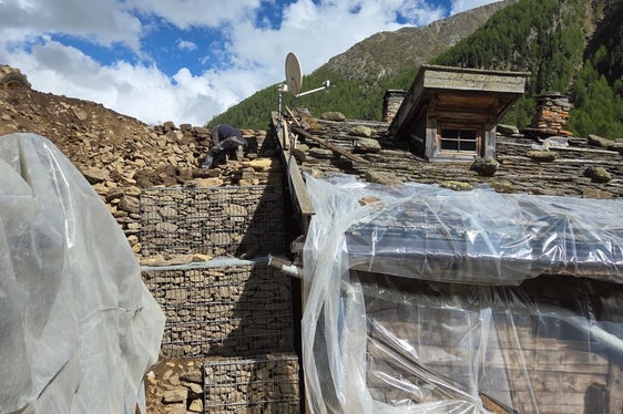 I lavori urgenti volti a proteggere l’edificio sottoposto a tutela storico-artistica nella malga Mitterkaser. (Foto: USP/Ufficio Sistemazione bacini montani ovest presso l’Agenzia per la Protezione civile)