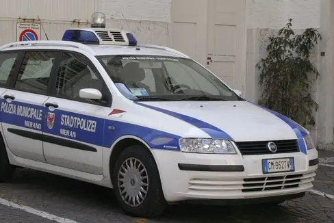 Um den Ortspolizeidienst zu gewährleisten und zu verbessern, sollen die Gemeinden verstärkt zusammenarbeiten. Im Bild ein Streifenwagen der Meraner Stadtpolizei (Foto: Andy.s at de.wikipedia)