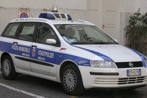 Um den Ortspolizeidienst zu gewährleisten und zu verbessern, sollen die Gemeinden verstärkt zusammenarbeiten. Im Bild ein Streifenwagen der Meraner Stadtpolizei (Foto: Andy.s at de.wikipedia)