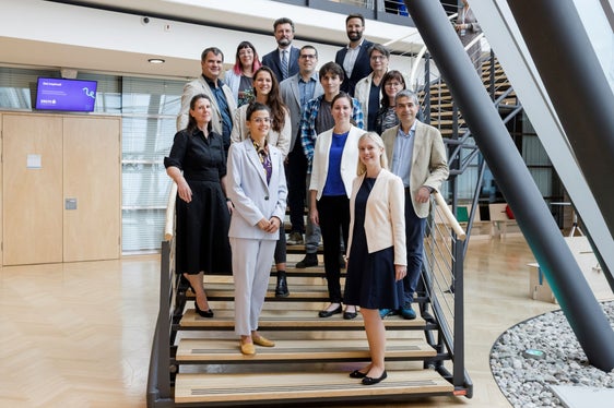 Von 35 Einreichungen sind sechs ins Finale des Euregio-Jungforscherinnenpreises 2022 gekommen: Im Bild die Einreichenden mit der Jury. (Foto: EFA/Philipp Huber)