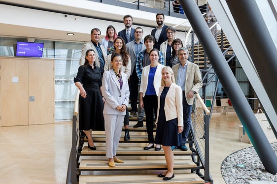 Su 35 candidature, sei sono arrivate alla finale dell'Premio Euregio per i giovani ricercatori 2022. Nell'immagine i partecipanti al concorso con la giuria (Foto: EFA/Philipp Huber)