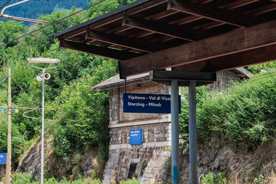 Am 10. Juli wurde am Bahnhof Sterzing-Pfitsch mit den Arbeiten begonnen, die zum Abbau von architektonischen Barrieren führen. (Foto: LPA/Ivan Brentegani)