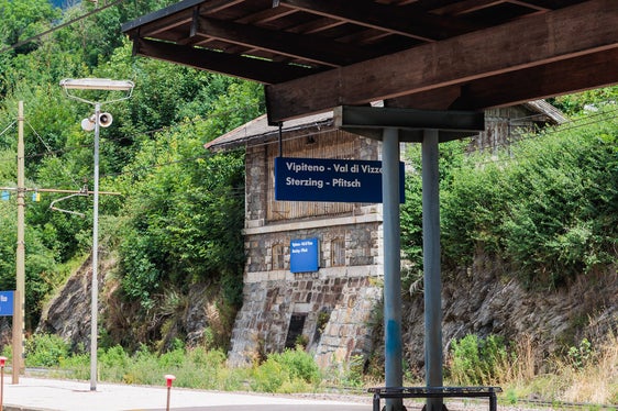 Il 10 luglio è cominciato lo scavo per il prolungamento del sottopasso sul primo marciapiede della stazione di Vipiteno Val di Vizze. (Foto: USP/Ivan Brentegani)