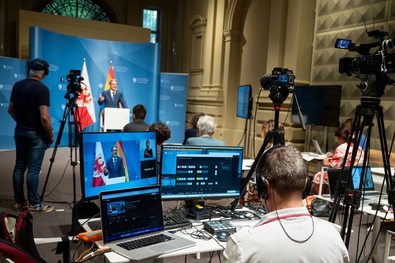 Landeshauptmann Arno Kompatscher stellte in der Pressekonferenz den Journalisten die wichtigsten Beschlüsse der Landesregierung vom 24. Juni vor. (Foto: Fabio Brucculeri)