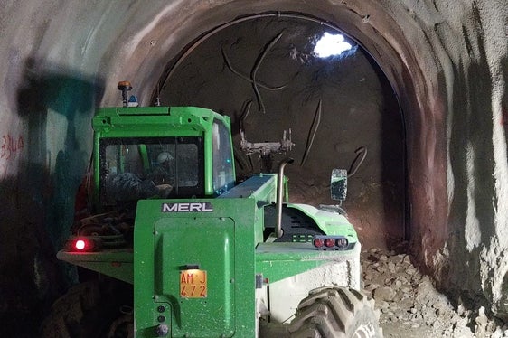 Licht am Ende des Tunnels: Die Arbeiten am Umfahrungstunnel von Kastelbell nach Galsaun schreiten voran. (Foto: LPA/Ressort für Infrastrukturen und Mobilität)