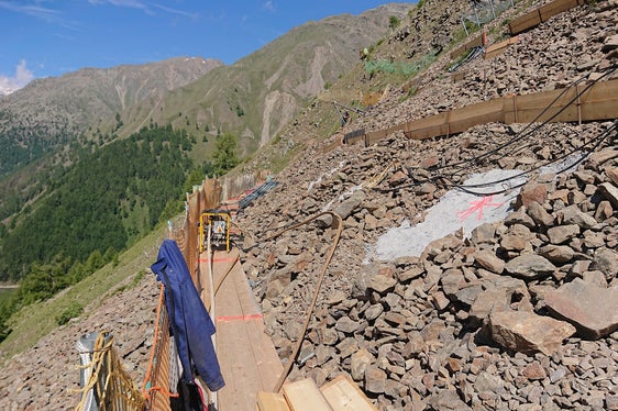 Seit sieben Jahren wird im Auftrag des Landesamtes für Wildbach- und Lawinenverbauung West in der Agentur für Bevölkerungsschutz as Anbruchgebiet der Lawine Hochegg verbaut. (Foto: Agentur für Bevölkerungsschutz/Amt für Wildbach- und Lawinenverbauung West/Martin Eschgfäller)