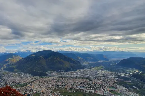 La Giunta provinciale ha approvato oggi i nuovi criteri e parametri per i locali adibiti ad alloggio del personale nelle zone produttive, nella foto la conca di Bolzano, dove si trova l'area produttiva più grande della parte meridionale della Provincia (Foto: Unsplash)