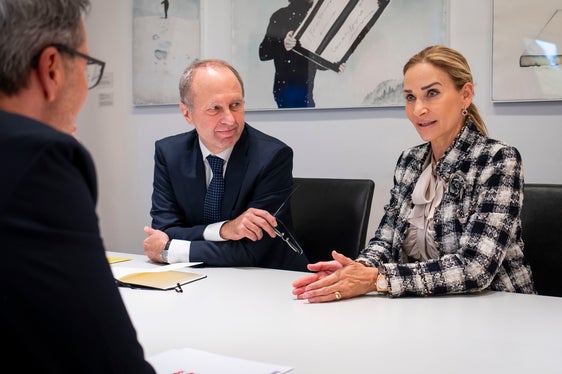 Interessanter Austausch mit Schweizer Diplomaten: Landeshauptmann Arno Kompatscher (im Vordergrund) hat die Schweizer Botschafterin in Rom, Monika Schmutz, und den Schweizer Generalkonsul in Mailand, Stefano Lazzarotto, empfangen. (Foto: LPA/Fabio Brucculeri)