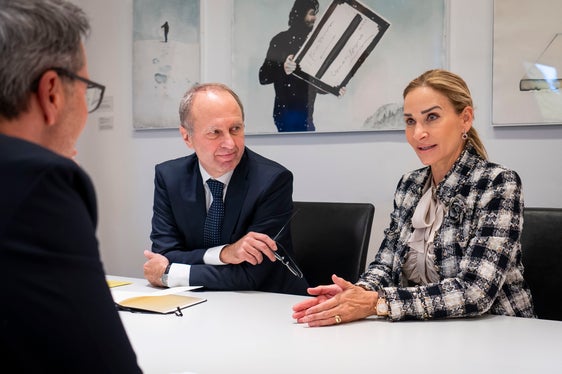Interessanter Austausch mit Schweizer Diplomaten: Landeshauptmann Arno Kompatscher (im Vordergrund) hat die Schweizer Botschafterin in Rom, Monika Schmutz, und den Schweizer Generalkonsul in Mailand, Stefano Lazzarotto, empfangen. (Foto: LPA/Fabio Brucculeri)