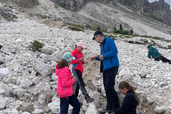 Die angehenden Junior Ranger erkundeten gemeinsam mit Herwig Prinoth vom Museum Ladin die Dolomiten. (Foto: LPA/Landesamt für Natur/Martin Castlunger)