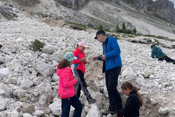 Die angehenden Junior Ranger erkundeten gemeinsam mit Herwig Prinoth vom Museum Ladin die Dolomiten. (Foto: LPA/Landesamt für Natur/Martin Castlunger)