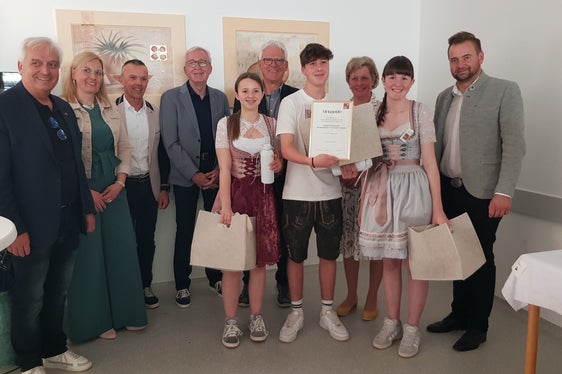 Direktor der Fachschule für ländliches Betriebs- und Haushaltsmanagement Landeck Heinz Kofler, QMS Maria Luise Schnegg, Vertreter der Wirtschaft Othmar Ladner, Bürgermeister der Stadt Landeck Herbert Mayer, Bezirkshauptmann Sigmund Geiger, Landesbäuerin Stellvertreterin Andrea Lechleitner und Landtagsabgeordneter Dominik Traxl mit dem Siegerteam aus Tisens Johanna Gamper, Jakob Eisenstecken und Natalie Prantl. (Foto: LPA/Fachschule für ländliches Betriebs- und Haushaltsmanagement Landeck-Perjen)