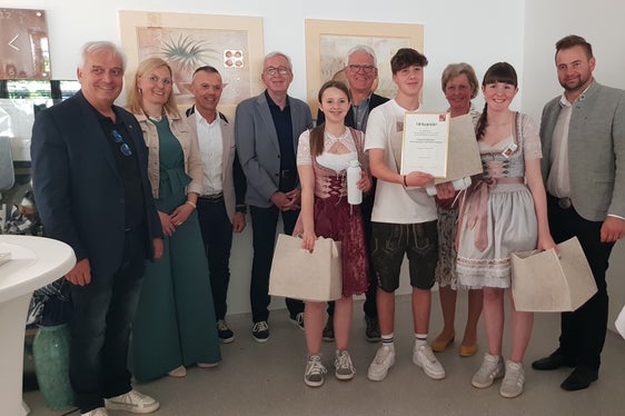 Direktor der Fachschule für ländliches Betriebs- und Haushaltsmanagement Landeck Heinz Kofler, QMS Maria Luise Schnegg, Vertreter der Wirtschaft Othmar Ladner, Bürgermeister der Stadt Landeck Herbert Mayer, Bezirkshauptmann Sigmund Geiger, Landesbäuerin Stellvertreterin Andrea Lechleitner und Landtagsabgeordneter Dominik Traxl mit dem Siegerteam aus Tisens Johanna Gamper, Jakob Eisenstecken und Natalie Prantl. (Foto: LPA/Fachschule für ländliches Betriebs- und Haushaltsmanagement Landeck-Perjen)