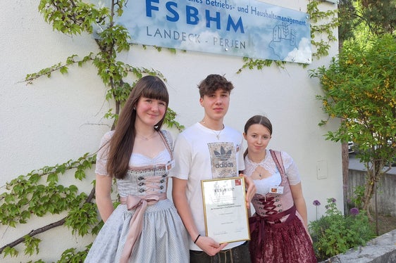 Die Tisner Erstplatzierten mit Urkunde: (von links) Natalie Prantl, Jakob Eisenstecken und Johanna Gamper (Foto. LPA/Fachschule für Hauswirtschaft und Ernährung Tisens)
