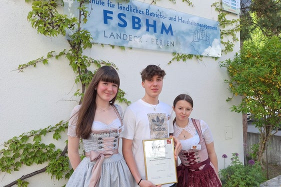 Die Tisner Erstplatzierten mit Urkunde: (von links) Natalie Prantl, Jakob Eisenstecken und Johanna Gamper (Foto. LPA/Fachschule für Hauswirtschaft und Ernährung Tisens)