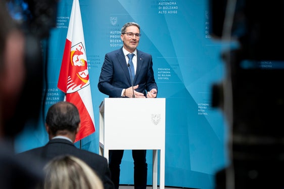 Sosteniamo organizzazioni radicate nel nostro territorio che creano sviluppo assieme alle popolazioni locali, questa è la logica”, ha spiegato il presidente Kompatscher. (Foto: ASP/Fabio Brucculeri)