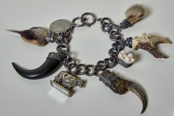 Un amuleto Charivari con denti, artigli e corna, che conferisce a chi lo porta la forza, il coraggio e la velocità di questi animali. Castel Wolfsthurn – Museo provinciale della caccia e della pesca. (Foto Hermann Maria Gasser)